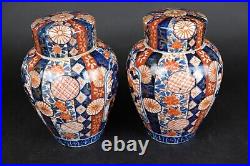 Unusual pair of japanese Imari 19th century vases with flat covers